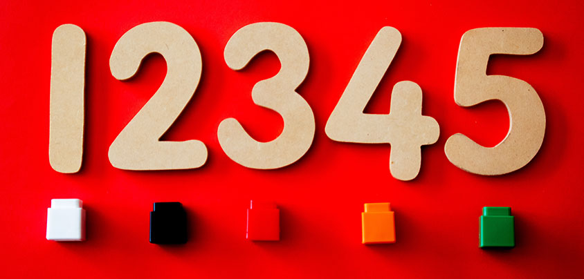 Numbers from 1 to 5 with colored cubes at the bottom